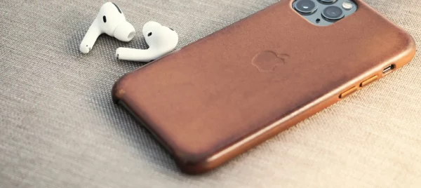 How to Clean iPhone Leather Srayk
